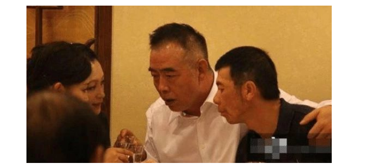 冯小冯刚酒局陪大哥低头不敢说话,徐帆在身旁一声不吭,原来是他