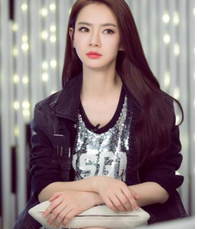 李承铉早上起床的第一件事,就是亲吻戚薇