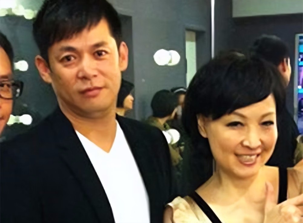 曾志伟前妻携女回港过年,68岁生日开心收花,跟首任前夫仍是朋友