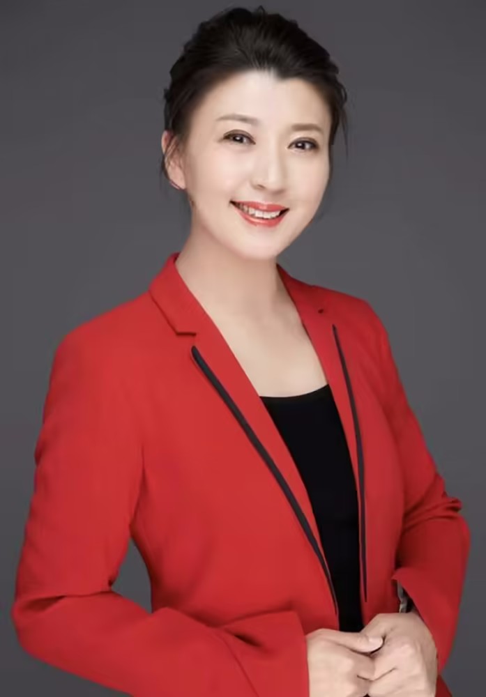 阎学晶在泰国度假,穿着简单,没有架子。她媳妇半个月前生了宝宝,住在豪华月子中心