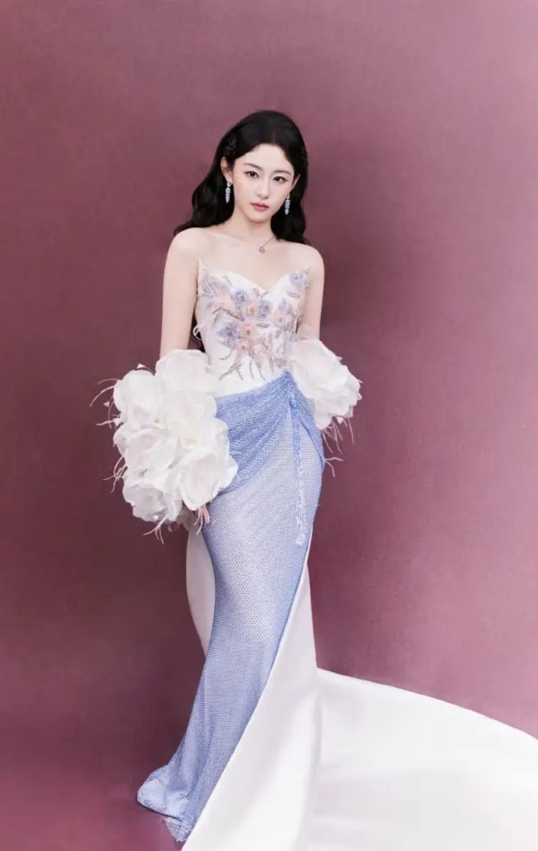 58岁黎明与小19岁妻子出席7岁女儿的运动会!穿白衣像年轻小伙