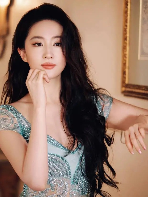 佘诗曼回应在林峯演唱会播“新闻”被投诉！谈林夏薇破产传闻