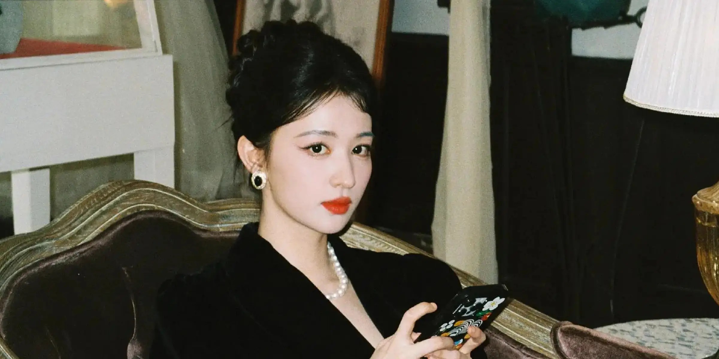 邓文迪没想到,当年 “死皮赖脸” 生下的女儿,如今为她争到 280 亿